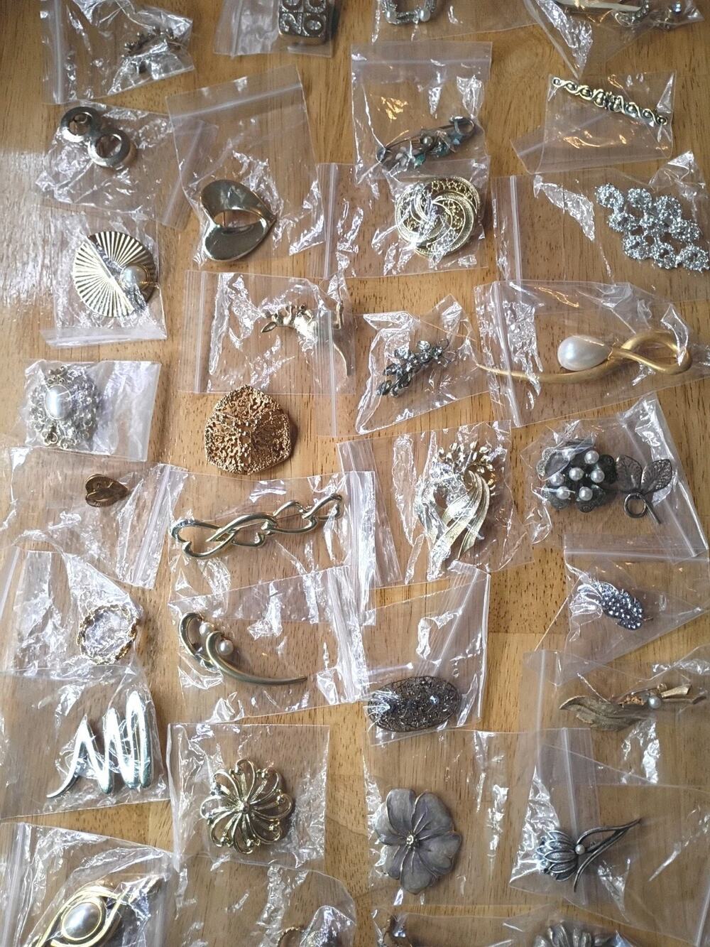 Vintage Brooch Pin Lot 32 Jewelry Wearable Some Signed Pearl Gold Kilt Abstract